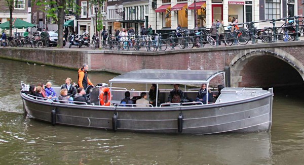 Huursloep met mensen op de grachten