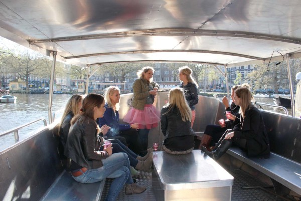 Gezellig met groepje in sloep